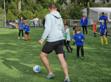 Laatste training S.K.N.W.K. JO7-1 (partijtje tegen de ouders) van maandag 27 mei 2024 (94/180)